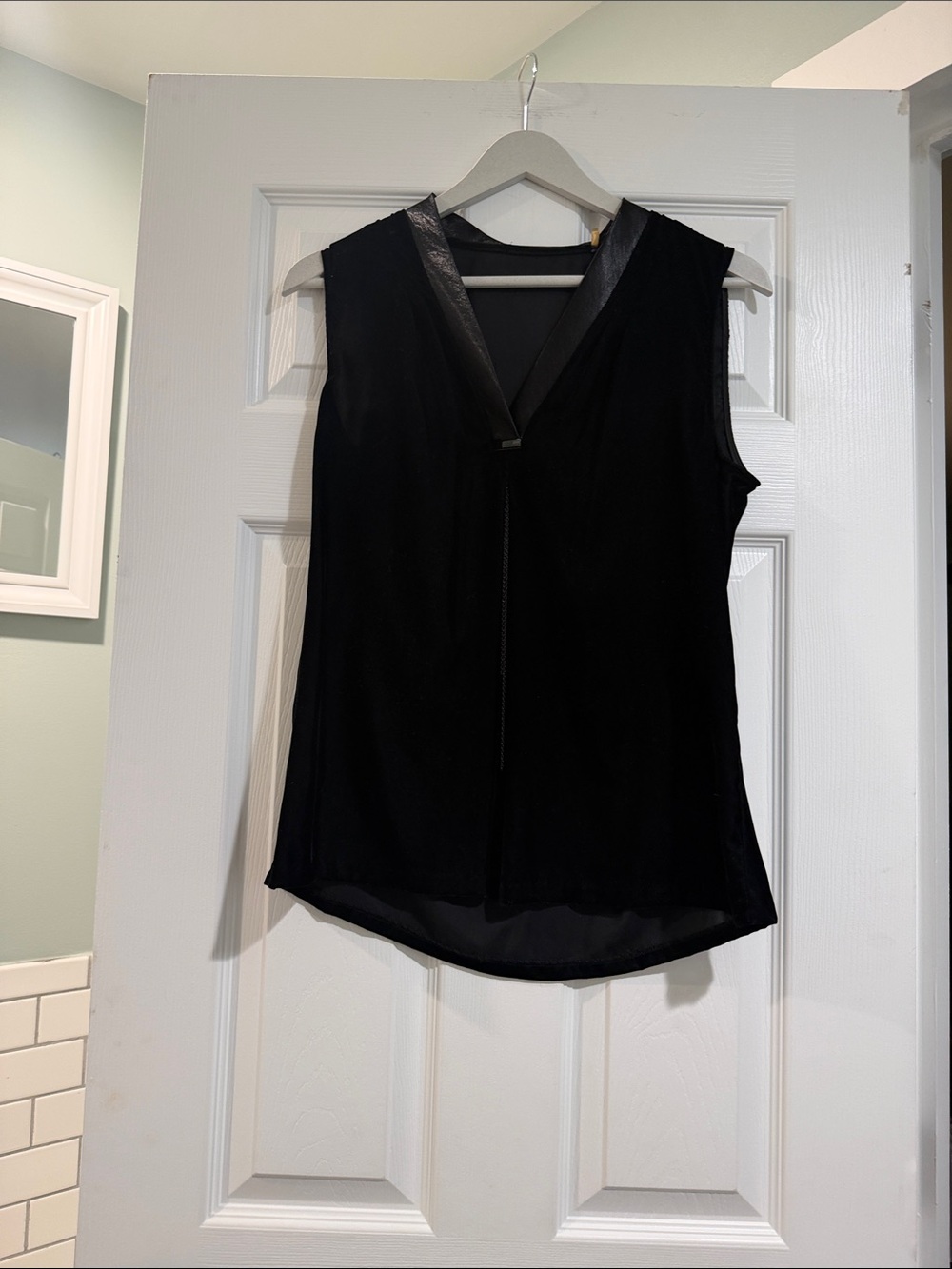 T Tahari Black Sleeveless V-Neck Shell Velvet Top